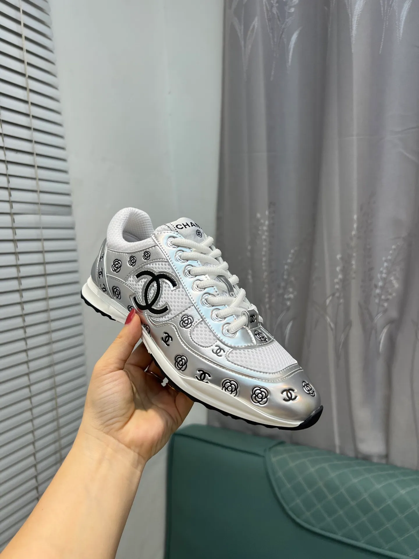 Men's men's shoes 💰640 Exclusive real shot (top version) CHANEL Chanel 2025ss color matching thick-soled casual sports shoes and sneakers. The counter is synchronized. The counter is very popular. A shoe that is very difficult to buy. The most popular thick-soled panda shoes on the Internet. It can be imagined that Xiaoxiang control can't miss it. It has both good looks and comfort. Simple and versatile white shoes. The thick sole increases the height and is super versatile. Close your eyes and wear it. Whoever wears it will look better. Upper: calfskin Lining: imported sheepskin lining Outsole: TPU original outsole Size: 35-44 (customized for women 41 and 40, and 45 for men)